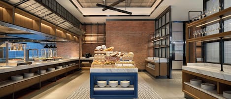 2 restaurants, breakfast served