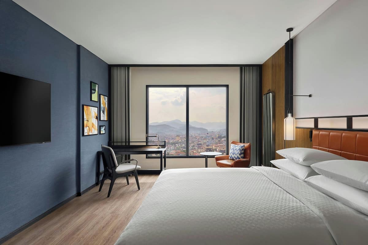 Rom – deluxe, 1 kingsize-seng | Minibar, safe på rommet, skrivebord og blendingsgardiner