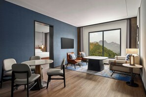 Executive Suite, 1 King Bed | Living room