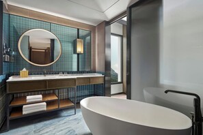 Executive Suite, 1 King Bed | Bathroom - Four Points By Sheraton Ha Giang (Ha Giang)