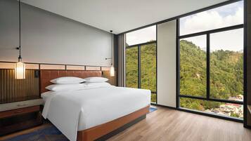 Suite Familiale, 1 trĂšs grand lit | Minibar, coffres-forts dans les chambres, bureau, rideaux occultants