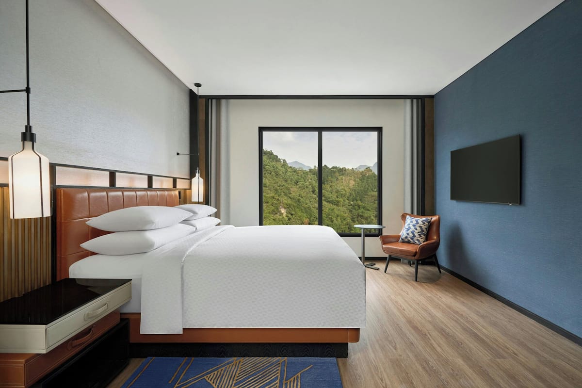 Executive Suite, 1 King Bed, Non Smoking | Minibar, in-room safe, desk, blackout drapes