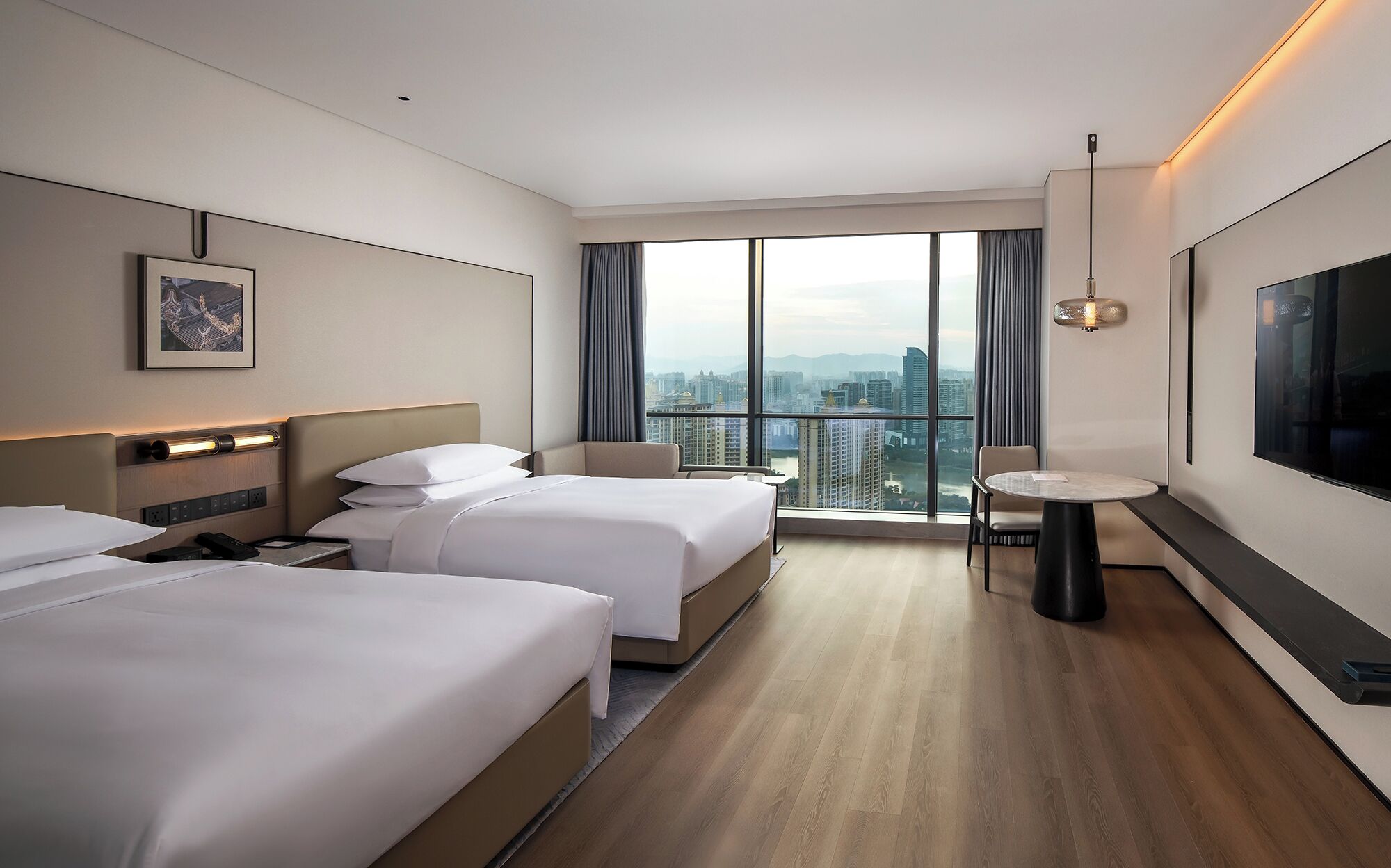 خزنة داخل الغرفة وستائر تعتيم ومكواة/لوح كي وأسرّة أطفال/رضّع (مجانًا)