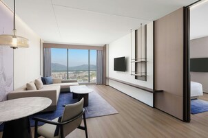 Executive Suite, 1 King Bed | In-room safe, blackout drapes, iron/ironing board