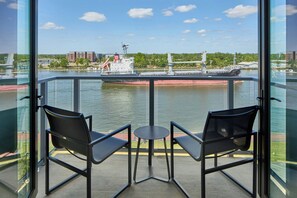 Een kluis op de kamer, een bureau, een laptopwerkplek