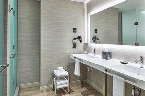 Kamer, 1 slaapkamer | Badkamer | Een aparte badkuip en douche, gratis toiletartikelen, een haardroger