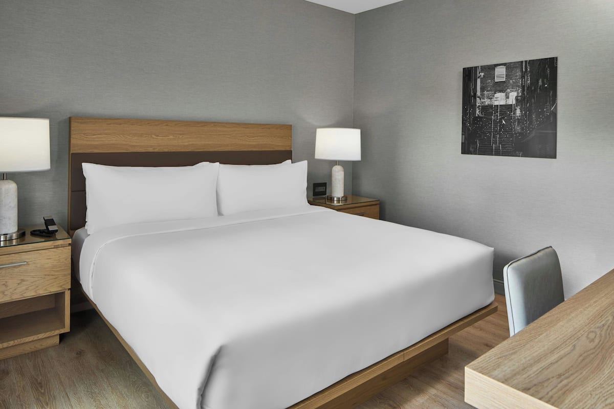 Suite, 1 soverom | Safe på rommet, skrivebord og skrivebord for bærbar PC