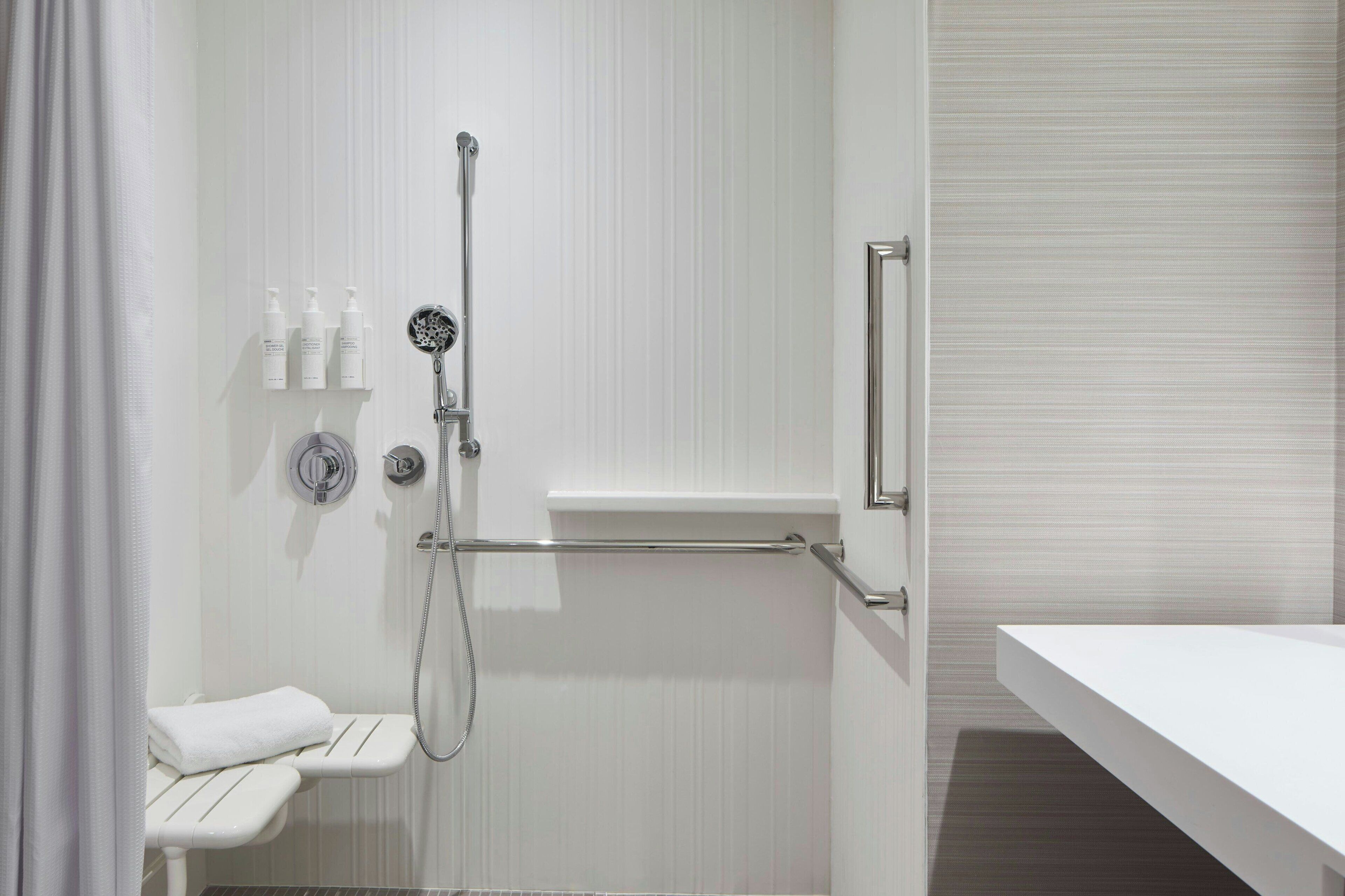 Ein modernes Badezimmer mit Dusche, Toilette und Waschbecken.