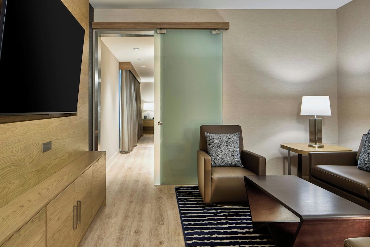 Suite, 1 chambre | Salle de séjour | Télévision à écran plat, Netflix, Hulu, services de streaming