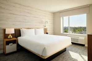 Suíte, 1 quarto | Escrivaninha, espaço de trabalho para notebook, cortinas blackout