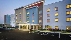 A modern hotel with a prominent sign reading "Towneplace Suites Marriott." It features a spacious entrance with a covered walkway and a parking lot with handicapped-accessible spaces. - Towneplace Suites By Marriott Fort Myers Southeast (Fort Myers)