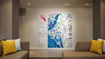 En lobby med to sofaer, et stort kort på væggen og et skilt med teksten "TowneMap".