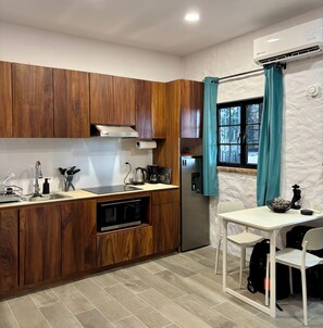 Refrigerador, microondas, parrilla de estufa y cafetera y tetera 