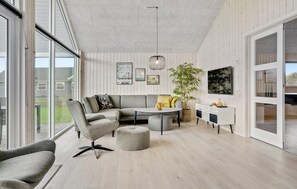 スマートテレビ、暖炉、テーブルサッカー台、卓球台