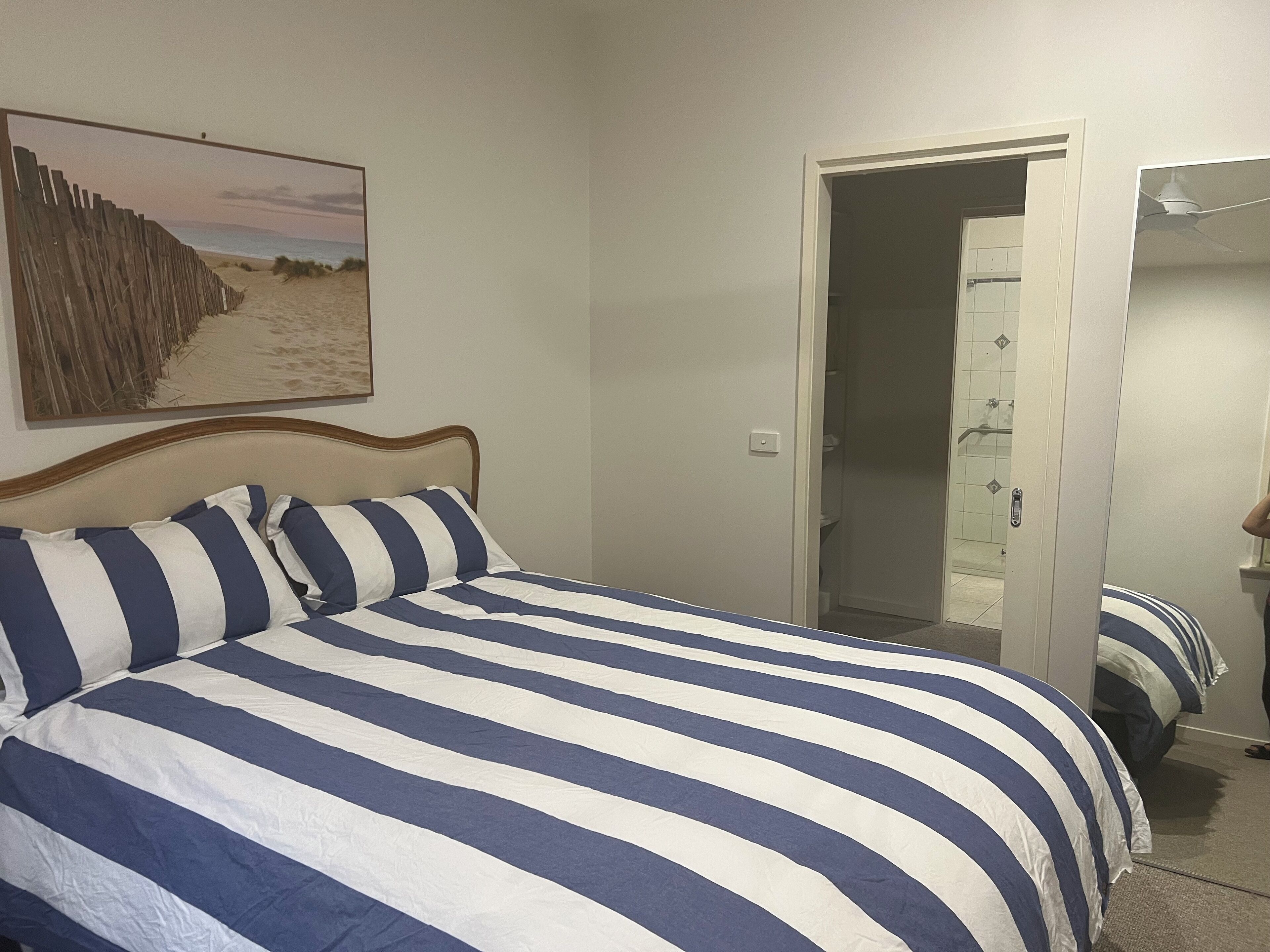 2 عدّة غرف نوم ومكواة/لوح كي وخدمة الإنترنت وملاءات أسرّة