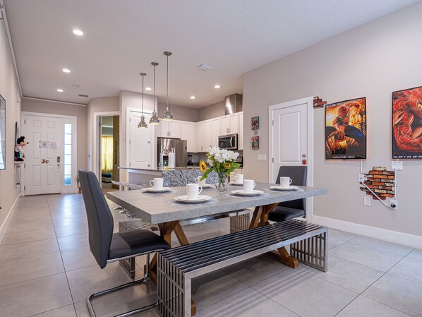 Dining - Sleeps 14 – Near magic Kingdom-Universal-Sea World-Icon Park-Epcot-Volcano Bay! (Kissimmee)