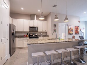 Fridge, microwave, oven, stovetop - Sleeps 14 – Near magic Kingdom-Universal-Sea World-Icon Park-Epcot-Volcano Bay! (Kissimmee)