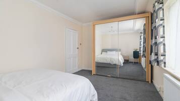 4 bedrooms, iron/ironing board, WiFi, bed sheets