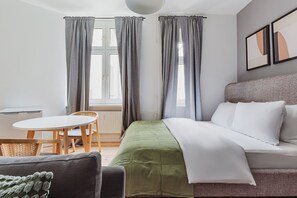 Tabla de planchar con plancha, wifi y ropa de cama 