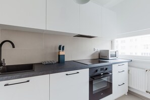 Fridge, microwave, oven, dishwasher - Blueground | Charlottenburg 1bd apartment (Berlin)