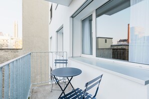 Outdoor dining - Blueground | Gundeldingen 2bd apartment (Basel)