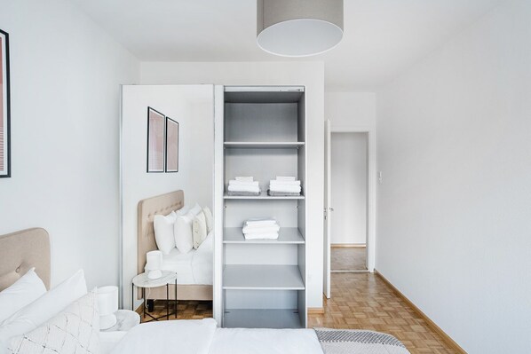 2 habitaciones, tabla de planchar con plancha, wifi y ropa de cama 