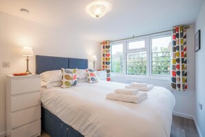 Tabla de planchar con plancha, cuna de viaje, wifi y ropa de cama 