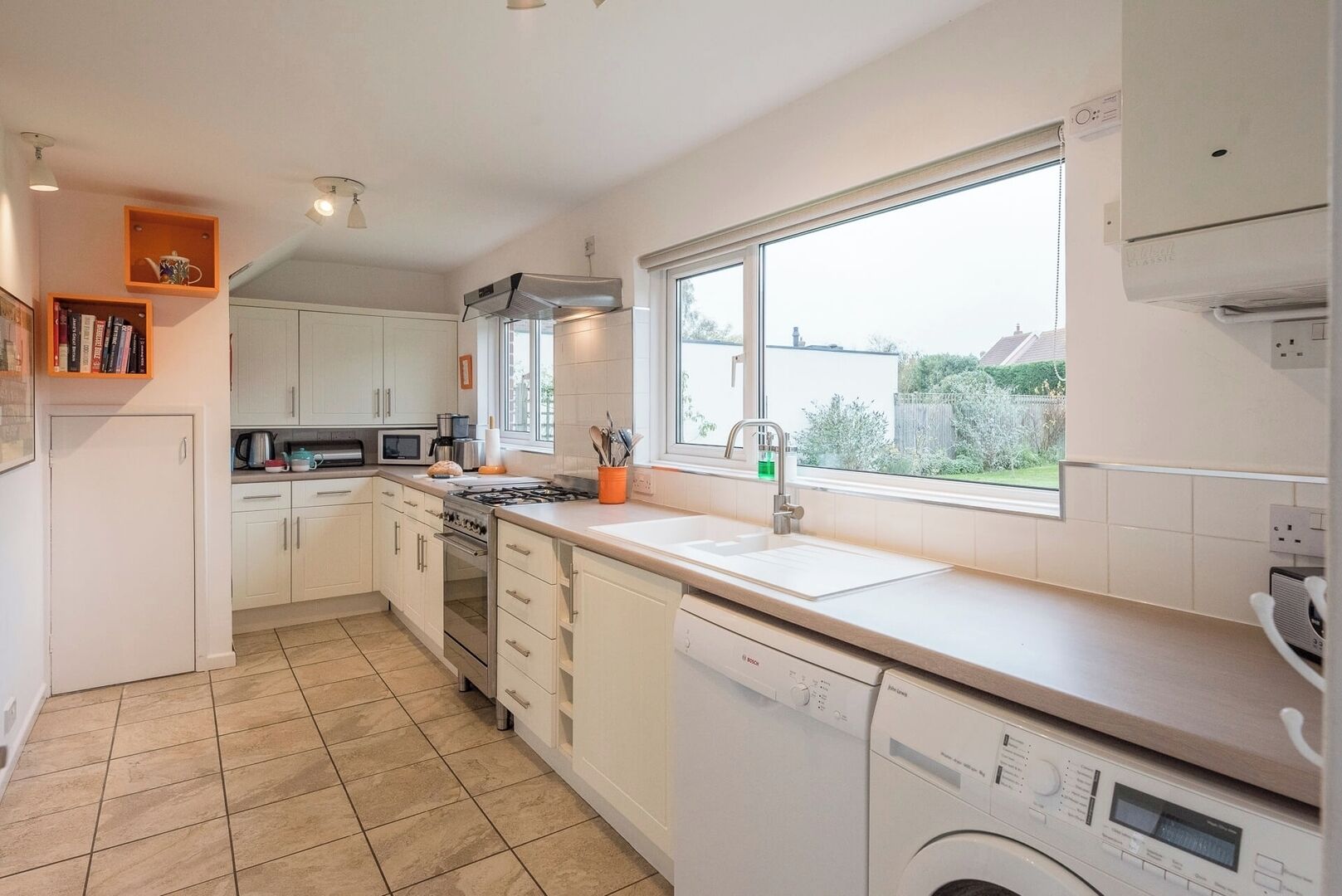 Kühlschrank, Mikrowelle, Ofen, Geschirrspüler