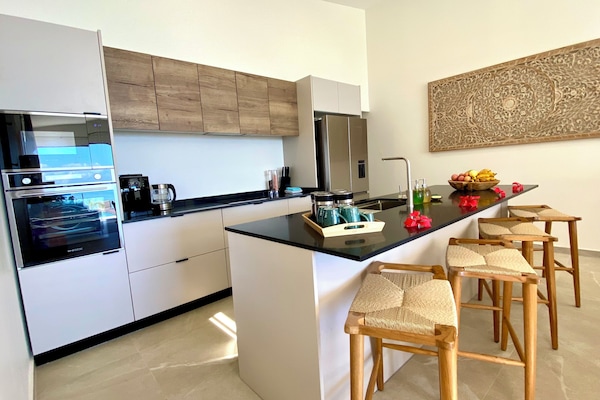 Vila superluxo, piscina particular, vista para a praia | Cozinha privada | Cafeteira/chaleira, geladeira, micro-ondas, fogão