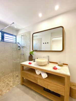 Luxury Villa, Private Pool, Beach View | Bathroom | Shower, hair dryer, towels, soap - Moorea Beach Villas (Moorea-Maiao)