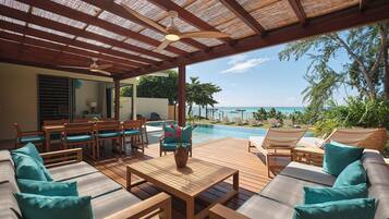 Villa de lujo, alberca privada, vista a la playa | Caja de seguridad en la habitación y espacio para trabajar con laptop