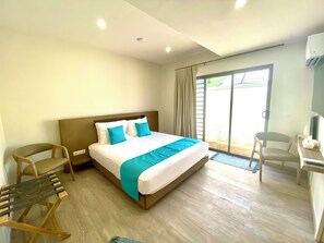 Luxury-Villa, eigener Pool, Strandblick | Zimmersafe, laptopgeeigneter Arbeitsplatz, Bügeleisen/Bügelbrett