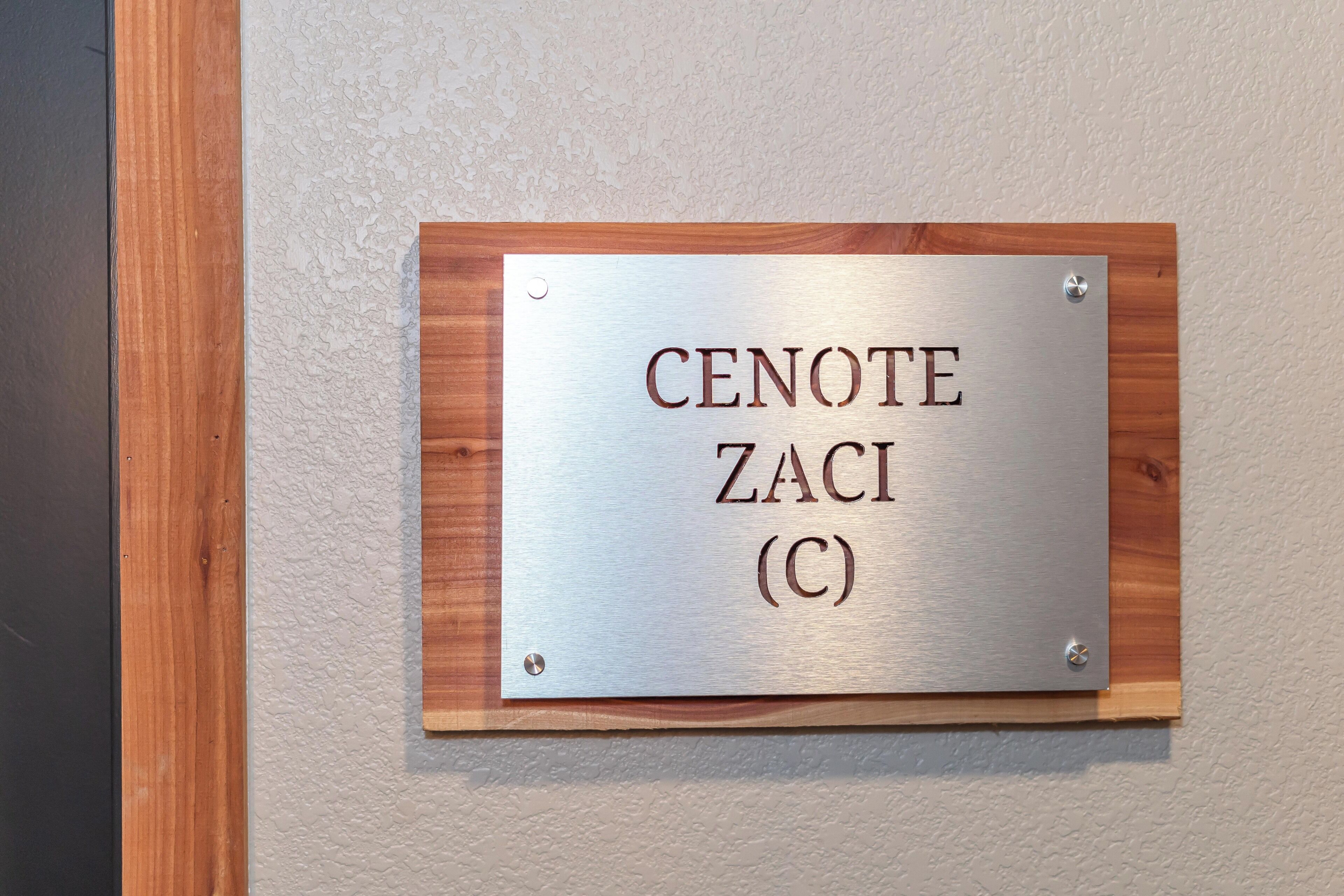 Un panneau indiquant : « CÉNOTE ZACÍ (C) ».