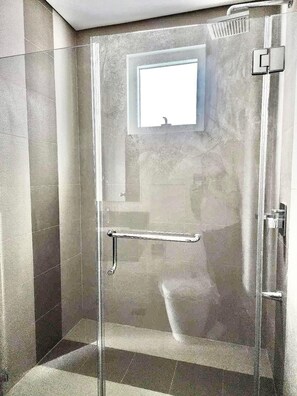 Ducha, secador de pelo, toallas, jabón
