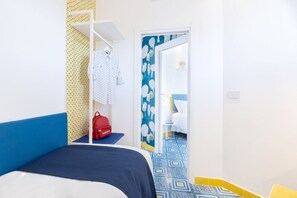 2 habitaciones, escritorio y tabla de planchar con plancha
