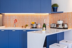 Cafetera y tetera, refrigerador, microondas y horno