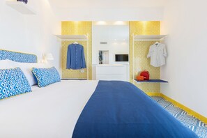 2 slaapkamers, een bureau, een strijkplank/strijkijzer, reisbedje