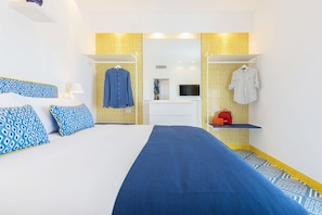 2 bedrooms, desk, iron/ironing board, travel cot