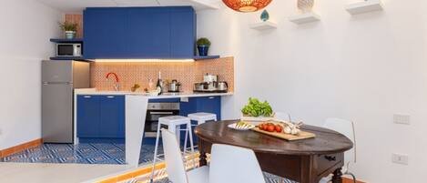 Kjøleskap, mikrobølgeovn, ovn og kokeplater