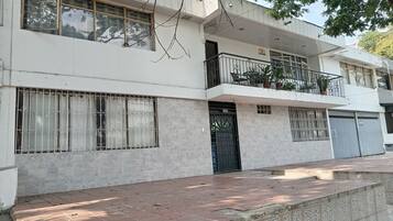 Vista frontal de la propiedad