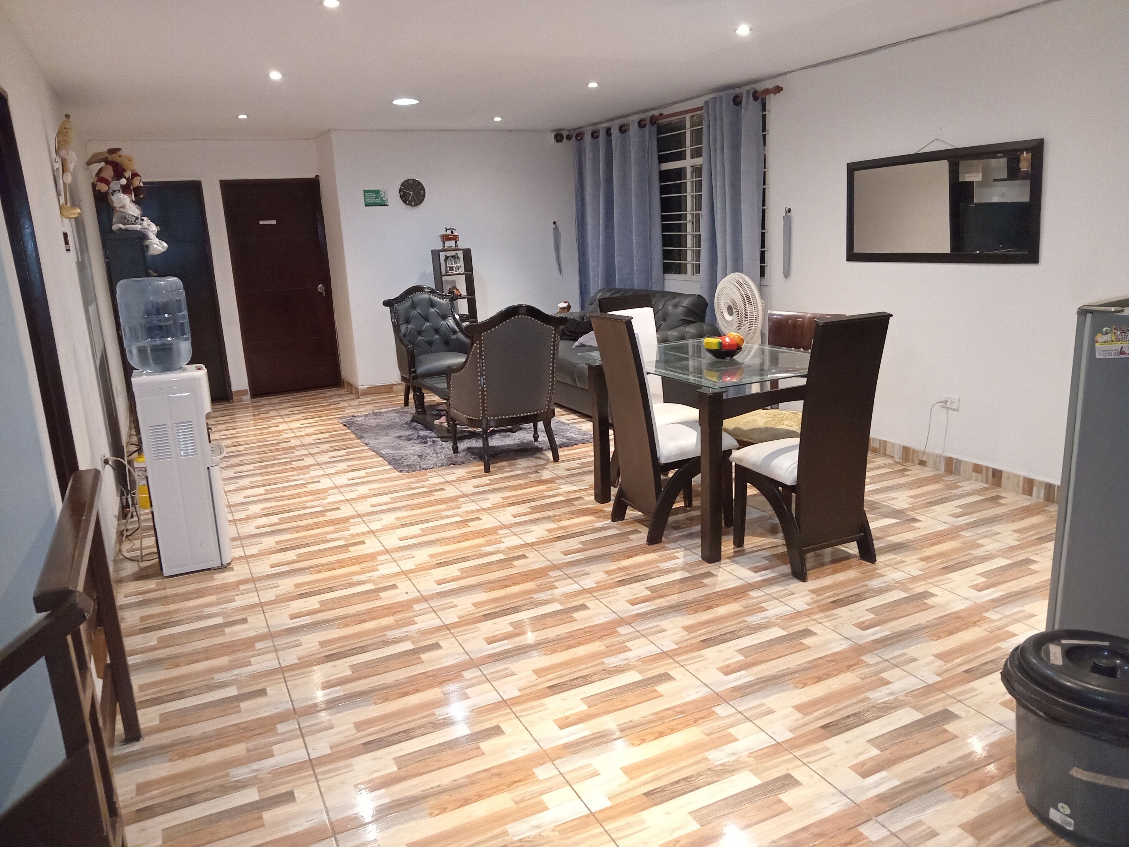 Klassieke vierpersoonskamer, uitzicht op de binnenplaats | Woonruimte | Televisie