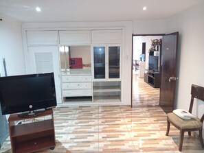 Standaard vierpersoonskamer, uitzicht op de stad | Individueel gedecoreerd, individueel gemeubileerd, een laptopwerkplek