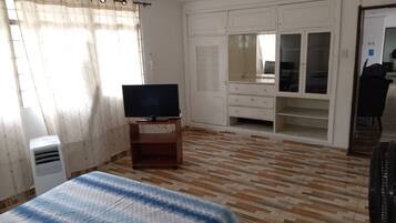 Quarto casal standard, vista para a cidade | Ferros/tábuas de passar roupa, Wi-Fi de cortesia