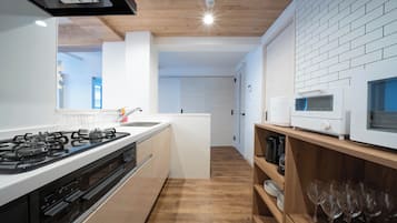 Kühlschrank, Mikrowelle, Herdplatte, Wasserkocher