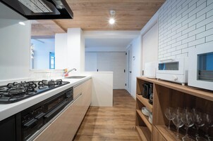 Frigorífico, microondas, placa de cocina y hervidor eléctrico