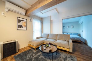 Una televisión de pantalla plana