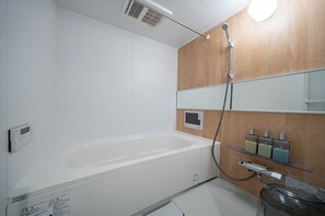 Kostenlose Toilettenartikel, Haartrockner, Hausschuhe, Handtücher