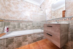 Een douche, een haardroger, handdoeken, zeep