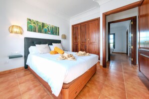 5 slaapkamers, een bureau, een strijkplank/strijkijzer, gratis wifi