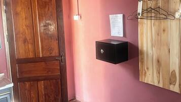 Chambre Quadruple Confort, balcon, vue fleuve | Chambres insonorisées, Wi-Fi gratuit, draps fournis